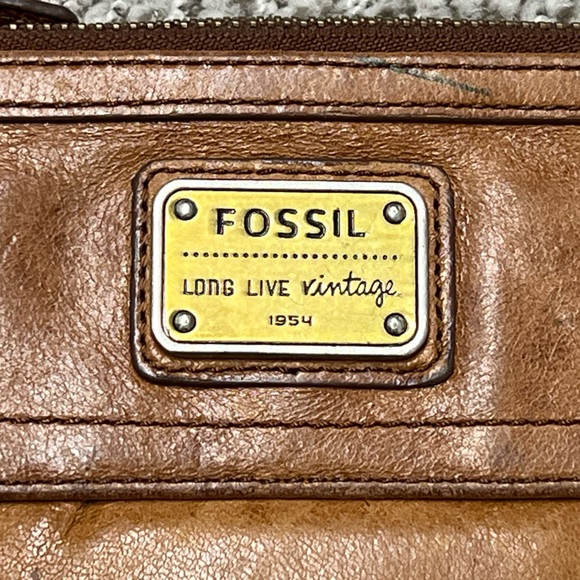 CLEARANCE! FOSSIL LEATHER WALLET - Picture 2 of 16
